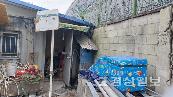 ▲ 23일 울산 남구 제3-4부두 버스 정류장 일원에 세워진 컨테이너 건물 뒤로 무질서하게 세워진 자재와 전기선 등이 방치되어 있다.