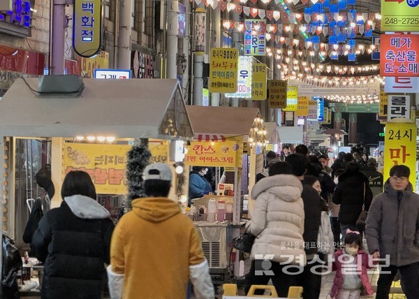 설 연휴 첫날인 9일 저녁 울산 중구 중앙시장 울산큰애기 청년야시장이 시민들로 북적이고 있다. 김경우기자 woo@ksilbo.co.kr