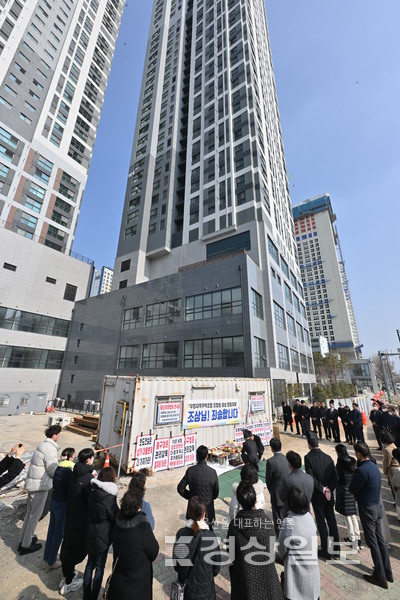 설날인 10일 울산시 중구 우정지역주택조합 조합원들이 입주지연으로 설 명절 차례 지낼 곳이 없다며 아파트 앞 컨테이너 상가분양사무실 앞에서 합동 차례를 지내고 있다. 김동수기자 dskim@ksilbo.co.kr