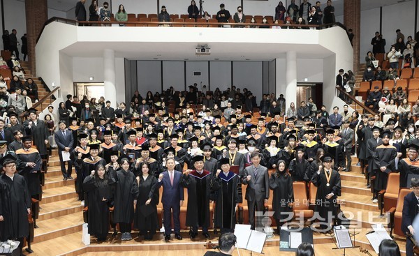 울산대학교 제51회 학위수여식이 16일 울산대학교 해송홀에서 열렸다. 오연천 울산대학교총장, 김두겸 울산시장, 졸업생들이 기념촬영하고 있다. 사진영상부 김동수 기자 dskim@ksilbo.co.kr
