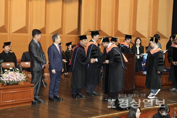 울산대학교 제51회 학위수여식이 16일 울산대학교 해송홀에서 열렸다. 오연천 울산대학교 총장과 김두겸 울산시장 등 참석내빈들이 졸업생들을 축하하고 있다. 사진영상부 김동수 기자 dskim@ksilbo.co.kr
