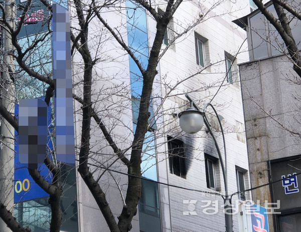 6일 낮 12시42분께 울산 남구 옥동 한 4층 건물 2층의 변호사 사무실에서 불이 나 창문 밖으로 검은 연기가 새어 나오고 있다. 사진=독자제공