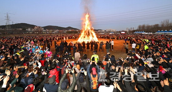 ▲ 24일 ‘정월대보름’을 맞아 울산지역 5개 구·군에서 달집태우기 등 행사가 마련된다. 사진은 지난해 울산 남구삼호철새공원에서 열린 정월대보름 달집태우기 모습. 경상일보 자료사진