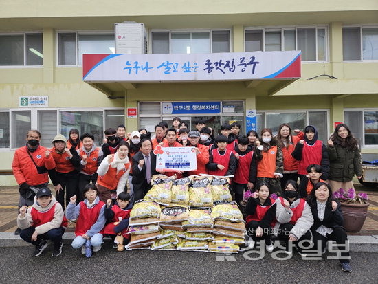 ▲ 안전모니터 봉사단 중구지회(회장 최병호)가 22일 반구1동 행정복지센터(동장 강은실)를 방문해 반구경로식당 이용 어르신과 저소득 취약계층을 위한 140만원 상당의 백미 560㎏을 후원했다.