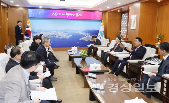 ▲ 김두겸 울산시장이 지난 23일 울산시청 시장실에서 2024년 재난관리평가 중앙재난관리평가단 인터뷰를 하고 있다.