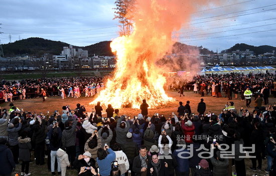 ▲ 2024년 정월대보름 달집태우기 행사가 지난 24일 남구 태화강국가정원 삼호지구 잔디광장에서 열렸다. 행사에 참가한 시민들이 활활 타오르는 달집을 보며 한 해의 안녕을 기원하고 있다.  김경우기자 woo@ksilbo.co.kr