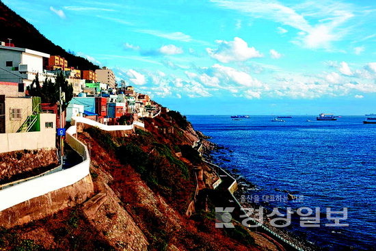 ▲ 지난 1월 찾은 부산 영도구 흰여울문화마을은 드라마, 영화 촬영지 등으로 인기를 끌며 해양, 골목관광의 명소로 연간 100만여명의 방문객이 찾고 있다. 영도문화원 제공