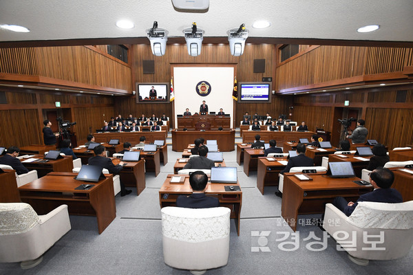 울산시의회(의장 김기환)는 28일 시의회 4층 본회의장에서 제243회 임시회 제2차 본회의를 열어 상임위원회에서 심사한 조례안 등 안건을 의결하고 14일간의 의사일정을 모두 마무리했다.