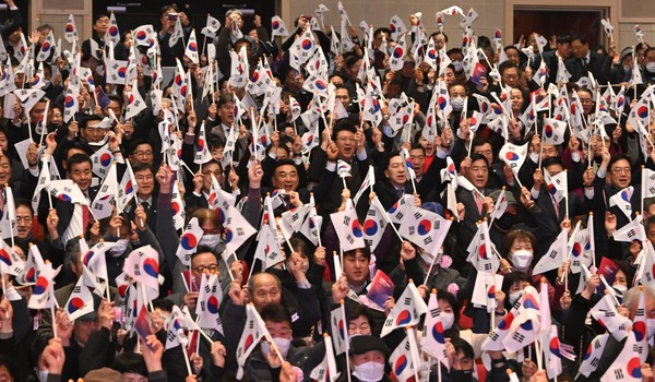 1일 울산문화예술회관에서 열린 제105주년 삼일절 기념식에서 김두겸 울산시장을 비롯한 참석시민들이 만세삼창을 하고 있다. 김동수기자 dskim@ksilbo.co.kr 