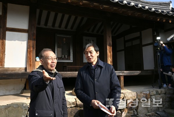  ‘조국혁신당’ 신당 창당을 준비중인 조국 전 법무부 장관이 1일 울산을 방문해 박상진의사 생가를 둘러보고 있다.  김동수기자 dskim@ksilbo.co.kr 