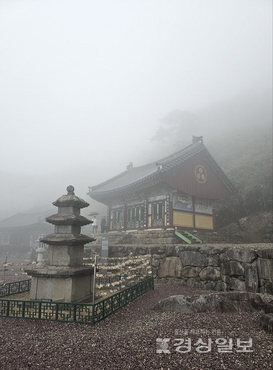 ▲ 만어사 삼층석탑과 대웅전.