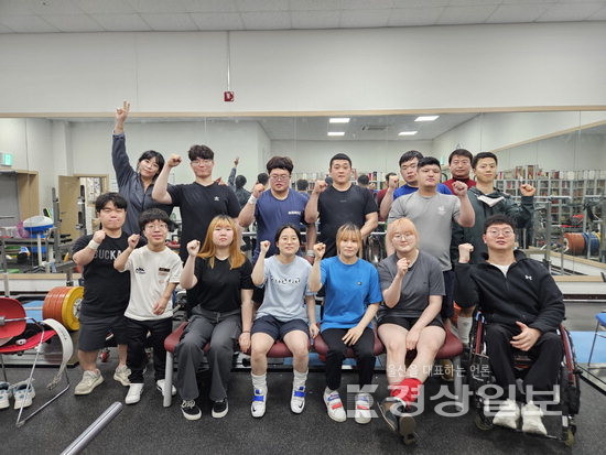 ▲ 울산시 동구 전하체육센터에서 훈련중인 울산 장애인 역도 선수들