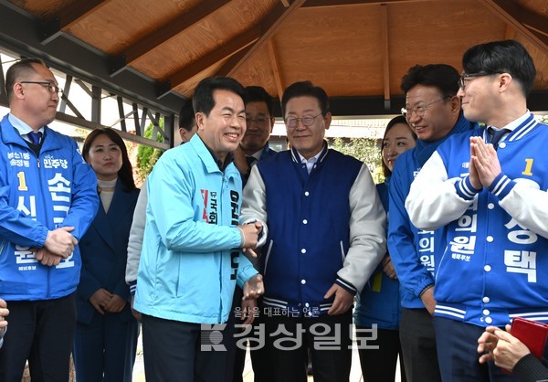 15일 울산시 남구 수암시장을 방문한 이재명 더불어민주당 대표가  국회의원선거 울산 북구 진보단일후보인 윤종오 진보당 후보와  악수하고 있다. 김동수기자 dskim@ksilbo.co.kr 