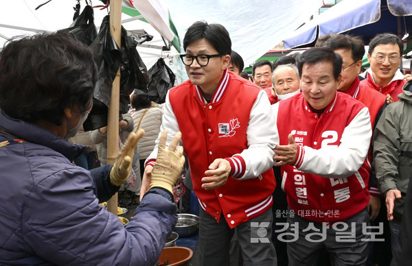 26일 울산을 방문한 국민의힘 한동훈 비상대책위원장이 울산시 북구 호계시장에서 울산지역 총선후보들과 함께 시장을 돌며 상인들과 인사하고 있다. 김동수기자 dskim@ksilbo.co.kr