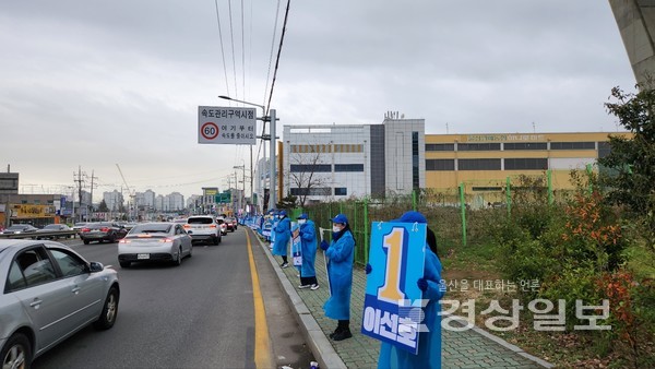 제22대 총선 공식 선거운동이 28일 일제히 시작된 가운데 울산 각 여야 정당과 후보들은 선거구별로 상징성 있는 장소를 택해 차별화된 출정식을 갖고 총선 필승을 다짐했다.