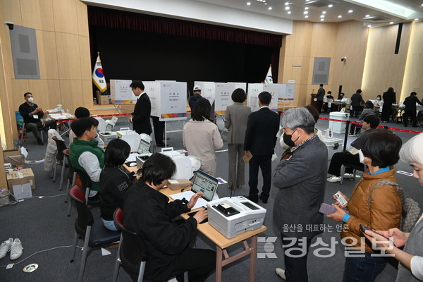 제22대 국회의원선거 사전투표 첫날인 5일 울산 남구청 대강당에 마련된 삼산동사전투표소에서 유권자들이 소중한 한 표를 행사하고 있다. 김경우기자 woo@ksilbo.co.kr