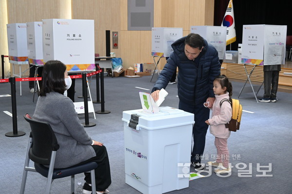 제22대 국회의원선거 사전투표 첫날인 5일 울산 남구청 대강당에 마련된 삼산동사전투표소에서 유권자들이 소중한 한 표를 행사하고 있다. 김경우기자 woo@ksilbo.co.kr