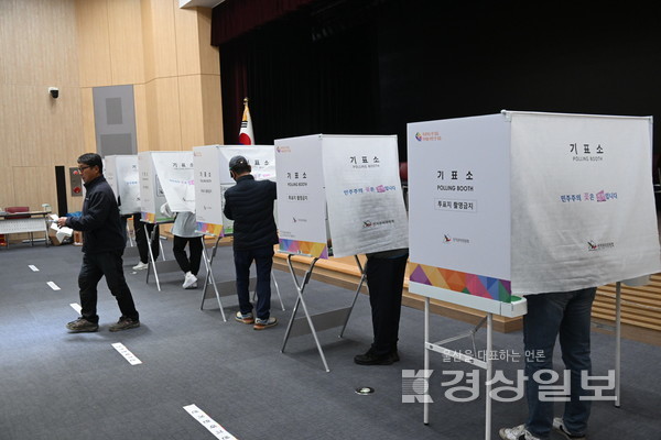 제22대 국회의원선거 사전투표 첫날인 5일 울산 남구청 대강당에 마련된 삼산동사전투표소에서 유권자들이 소중한 한 표를 행사하고 있다. 김경우기자 woo@ksilbo.co.kr