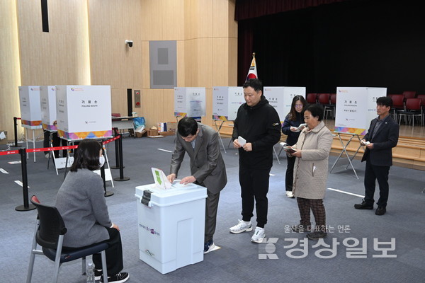 제22대 국회의원선거 사전투표 첫날인 5일 울산 남구청 대강당에 마련된 삼산동사전투표소에서 유권자들이 소중한 한 표를 행사하고 있다. 김경우기자 woo@ksilbo.co.kr