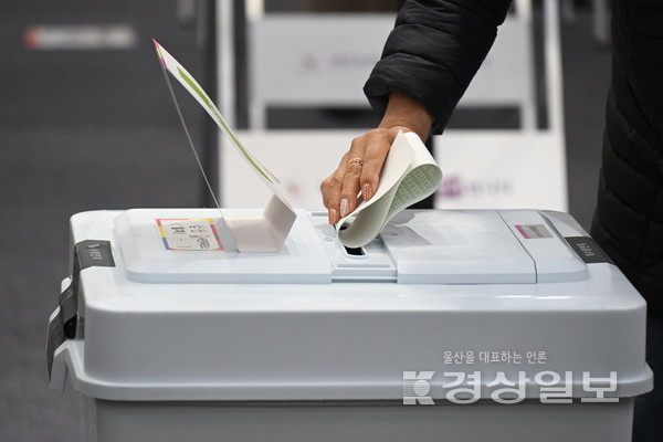 제22대 국회의원선거 사전투표 첫날인 5일 울산 남구청 대강당에 마련된 삼산동사전투표소에서 유권자들이 소중한 한 표를 행사하고 있다. 김경우기자 woo@ksilbo.co.kr