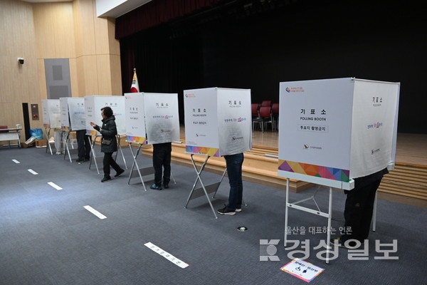 제22대 국회의원선거 사전투표 첫날인 5일 울산 남구청 대강당에 마련된 삼산동사전투표소에서 유권자들이 소중한 한 표를 행사하고 있다. 김경우기자 woo@ksilbo.co.kr