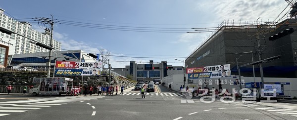 5일 울산 울주군 범서읍 사전 투표소인 울주군국민체육센터에서 더불어민주당 이선호 후보와 국민의힘 서범수 후보의 유세가 펼쳐지고 있다. 