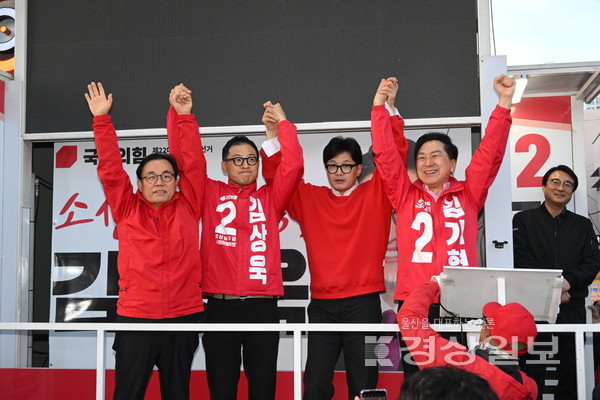 국민의힘 한동훈 비상대책위원장 겸 총괄선대위원장이 6일 울산 남구 수암시장 앞에서 김상욱 남구갑 후보, 김기현 남구을 후보 지원 유세를 하고 있다. 김경우기자 woo@ksilbo.co.kr