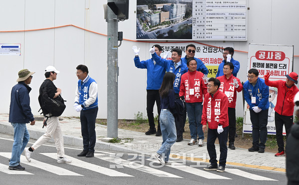 제22대 국회의원선거 울산시 울주군에 출마한 더불어민주당 이선호 후보와 국민의힘 서범수 후보가 6일 사전투표소가 설치된 울산시 울주군 범서읍 울주군국민체육센터 앞에서 지자를 호소하고 있다. 김동수기자 dskim@ksilbo.co.kr