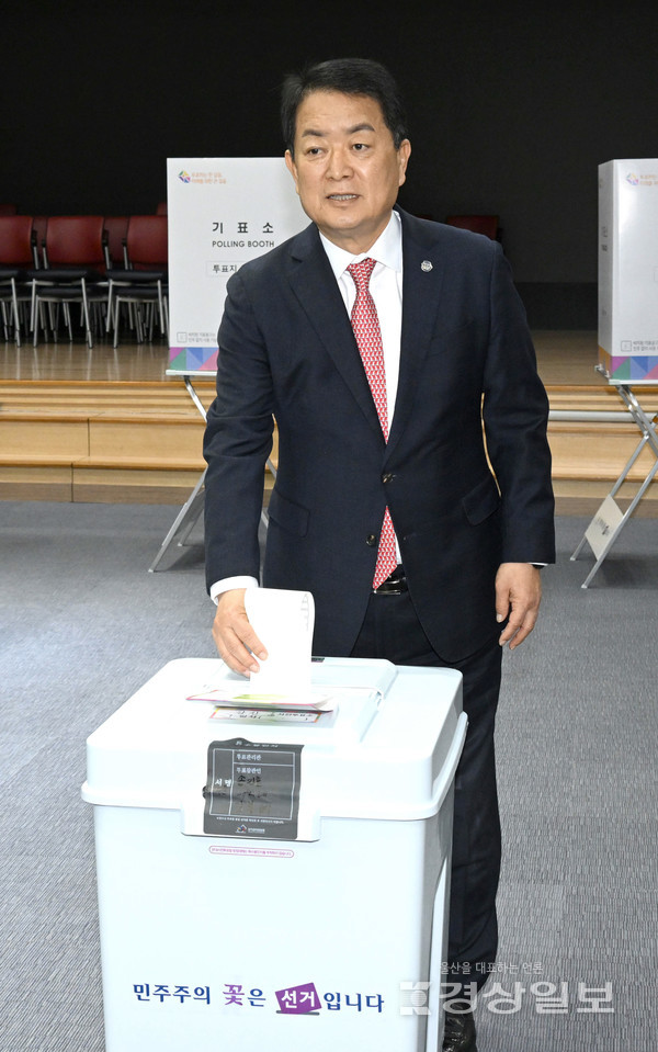 제22대 국회의원선거 사전투표 첫날인 지난 5일 서동욱 남구청장이 남구 삼산동 사전투표소에서 투표를 하고 있다. 김경우기자 woo@ksilbo.co.kr