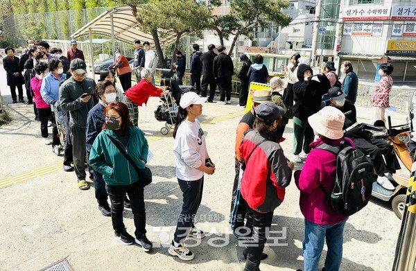 제22대 국회의원선거 투표일인 10일 오전 울산 남구 동평초등학교에 마련된 달동3투표소에서 유권자들이 줄지어 서있다. 김경우기자 woo@ksilbo.co.k