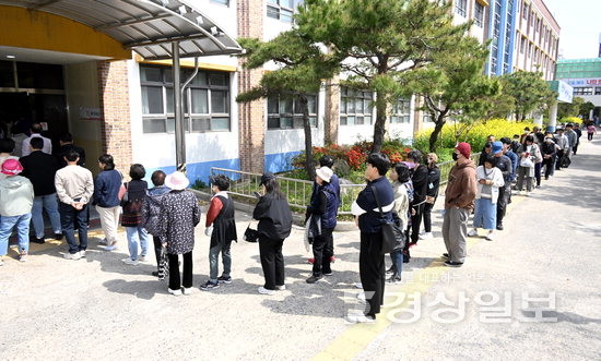 ▲ 제22대 국회의원선거일인 10일 울산 남구 동평초등학교에 마련된 달동 제3투표소에서 유권자들이 투표를 위해 줄지어 서 있다. 김경우기자 woo@ksilbo.co.kr