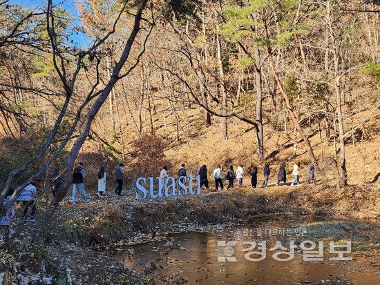 지난해 울산을 찾은 팸투어 관광객들이 울주군 언양읍에서 숲 산책과 요가체험을 하고 있는 모습.