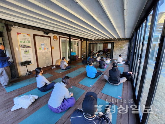 지난해 울산을 찾은 팸투어 관광객들이 울주군 언양읍에서 숲 산책과 요가체험을 하고 있는 모습.