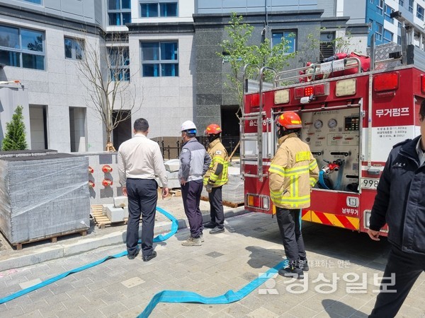 울산남부소방서(서장 김규주) 무거119안전센터는 24일 오는 5월 입주예정인 울산 남구 삼호동 신축 고층건축물에서 연결송수관설비 성능점검 등을 실시했다.