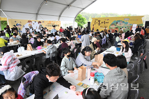 휴일인 5일 2024울산옹기축제가 열리고 있는 울주군 외고산 옹기마을을 찾은 관광객들이 옹기 제작  체험을 하고 있다. 김경우기자woo@ksilbo.co.kr