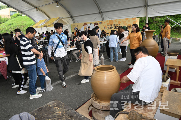 휴일인 5일 2024울산옹기축제가 열리고 있는 울주군 외고산 옹기마을을 찾은 관광객들이 옹기 제작  체험을 하고 있다. 김경우기자woo@ksilbo.co.kr