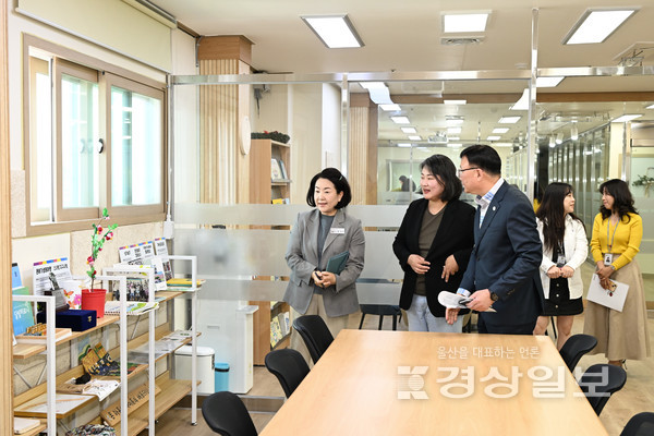 울산 중구의회(의장 강혜순) 홍영진 의원이 아이들에게 학교 수업 외 새로운 지식과 경험을 제공해 주며 ‘제2의 교육기관’ 역할을 하고 있는 마을교육지원센터를 찾아, 마을교사 활동 사항을 점검했다.