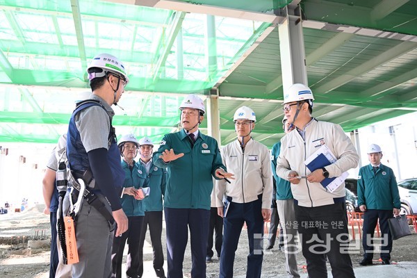 박천동 북구청장은 2024년 대한민국 안전대전환 집중안전점검의 일환으로 13일 울산 현대차 전기차 전용공장 공사현장을 찾아 안전관리 상황을 점검했다. 사진영상부 김경우 기자 woo@ksilbo.co.kr