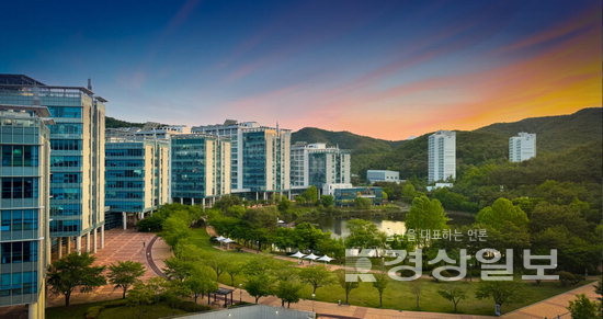 ▲ 울산의 지역주력산업인 제조, 에너지, 반도체 헬스케어 분야 특화 교육을 통해 지역 혁신을 선도할 지역산업 맞춤형 과학기술 인재 육성을 위해 UNIST는 부설 과학영재학교 설립을 추진하고 있다. UNIST(울산과학기술원) 전경.