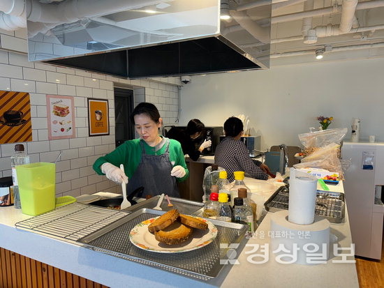 ▲ 공유주방 다담터 ‘푸른’을 사용하는 모습.