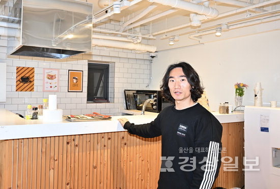 ▲ 공유주방을 소개하고 있는 모습.