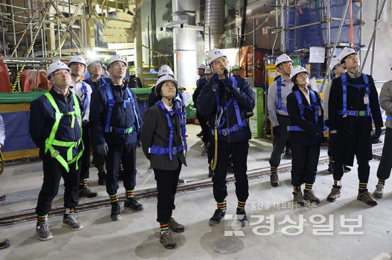 ▲ 새울 3호기 격납고 내부를 둘러보는 원자력안전위원회와 한수원 관계자들(오른쪽 아래). 한국수력원자력 새울원자력본부 제공