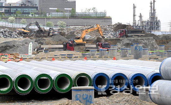▲ S-OIL이 울산 울주군 온산국가산업단지에 지난해부터 건설하고 있는 ‘샤힌 프로젝트’ 공사현장. 김경우기자 woo@ksilbo.co.kr