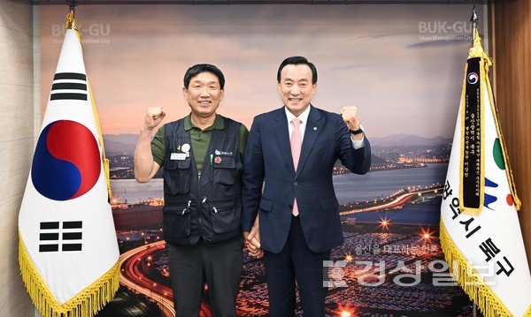 박천동 울산 북구청장은 14일 구청장실에서 금속노조 현대차지부 문용문 지부장 및 임원진과 만나 취약노동자와 퇴직자 지원, 일자리 창출 등 상호협력 교류 방안을 논의했다. 사진영상부 김경우 기자 woo@ksilbo.co.kr