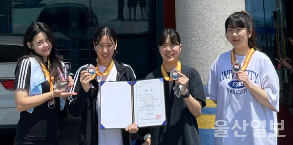 울산대학교 여자 펜싱팀이 제42회 한국대학연맹회장기 전국남녀대학펜싱선수권대회에서 여자 에뻬 단체전 준우승을 차지한 뒤 기념 촬영하고 있는 모습.