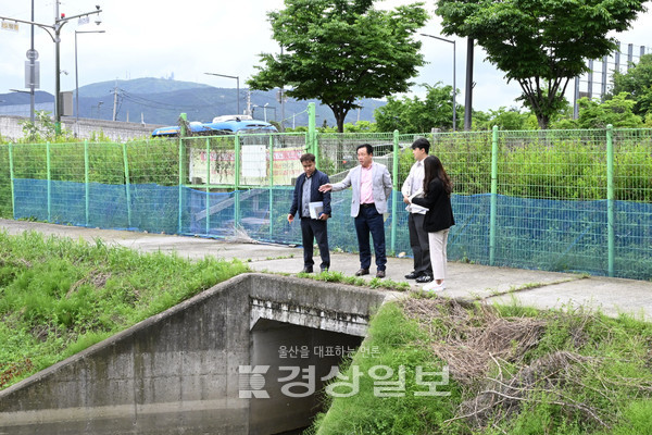 울산 중구의회 김도운 의원이 26일 장현저류지를 산책로와 연꽃군락지 등으로 조성해 주민 편의시설로 탈바꿈시키는 방안을 제안했다. 사진은 김도운 의원의 현장 방문 모습.