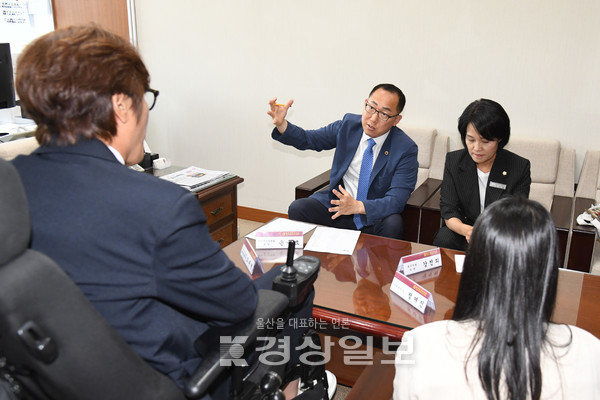 울산시의회 손근호 의원은 27일 시의회 2층 의원연구실에서 척수장애인 지원 관련 간담회를 가졌다.