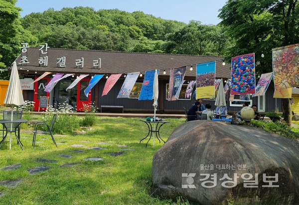 제2회 깃발예술제 ‘바람의 빛깔’이 지난 25일부터 6월8일까지 갤러리 초혜 정원에서 열리고 있다. 다양한 장르의 작품 110여점을 담은 깃발들이 바람에 흩날리고 있다.