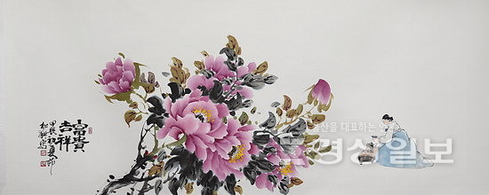 ▲ 제목: 모란도 / 재료: 수묵 담채 / 규격: 160×70㎝ / 화제: 富贵吉祥 / 해석: 상서로운 기운으로 사업 번창과 함께 행복한 삶을 영위.