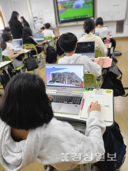 울주군시설관리공단(이사장 최인식) 서부청소년수련관이 학교와 연계형 사업으로 지역의 중학교(울주군 소재 서생중학교, 상북중학교 등) 청소년들을 대상으로 5월~10월까지 ‘메타버스 타고 역사로 타임머신’을 진행한다고 밝혔다.